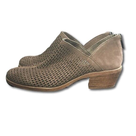 Vince Camuto Paleta Boot Booite w/ back closure and perforated upper. Size 6.5 M - Picture 5 of 10
